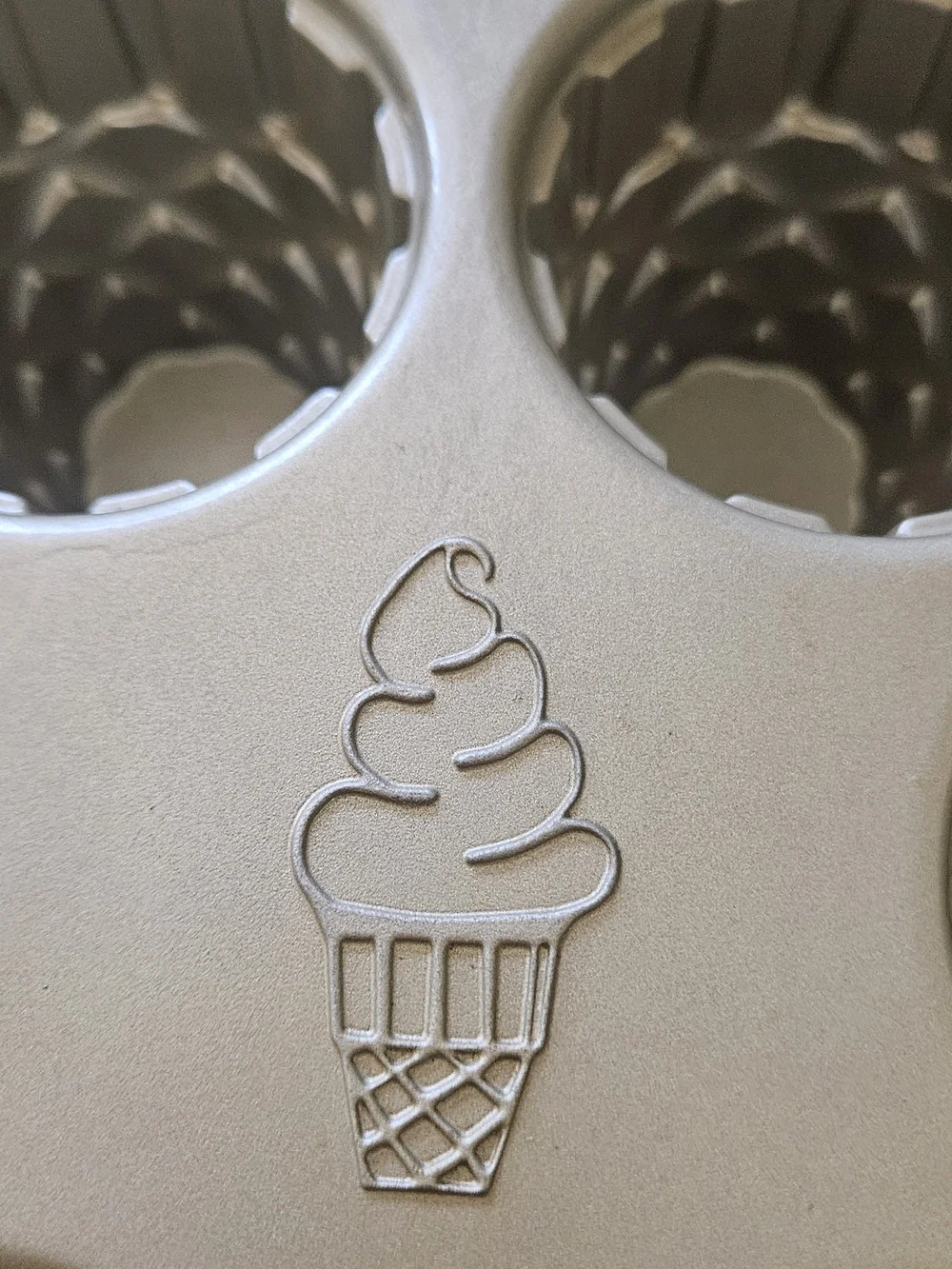 Willams Sonoma Nordic Ware Gold Bundt CUPCAKE PAN